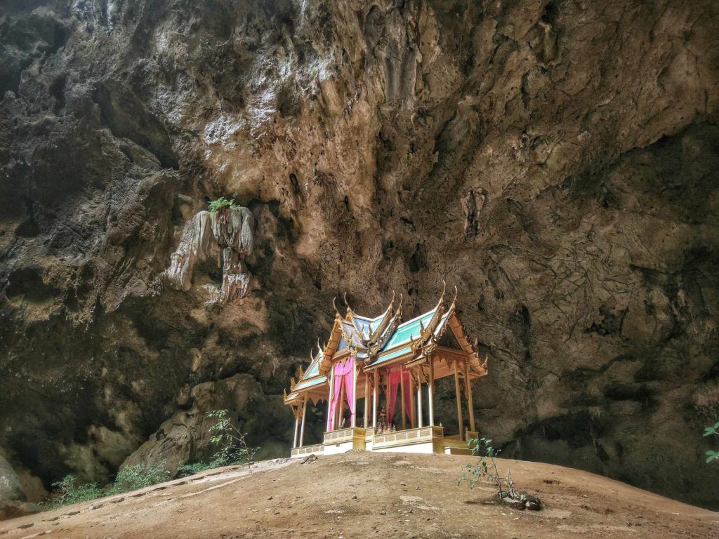 Phra Thi Nang Khua Kharunhad Phraya Nakhon Cave